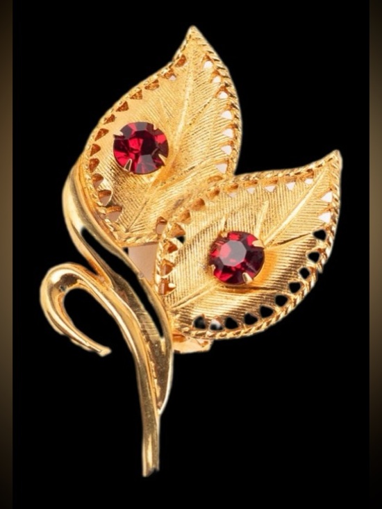 Jewelry - VINTAGE EUC 80S CELEBRITY GOLD-TONE LEAF BROOCH WITH RED RHINESTONES